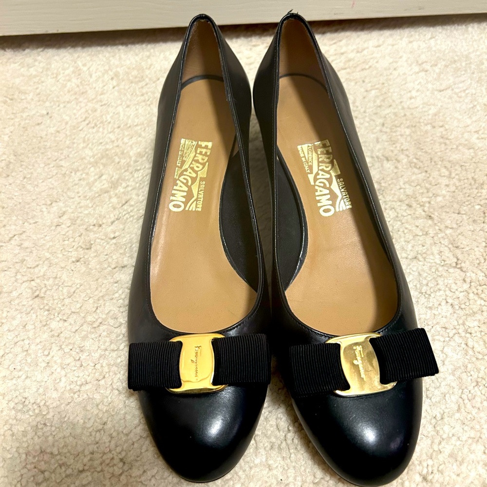 Salvador Ferragamo black leather 2inch heel size 9B shoes